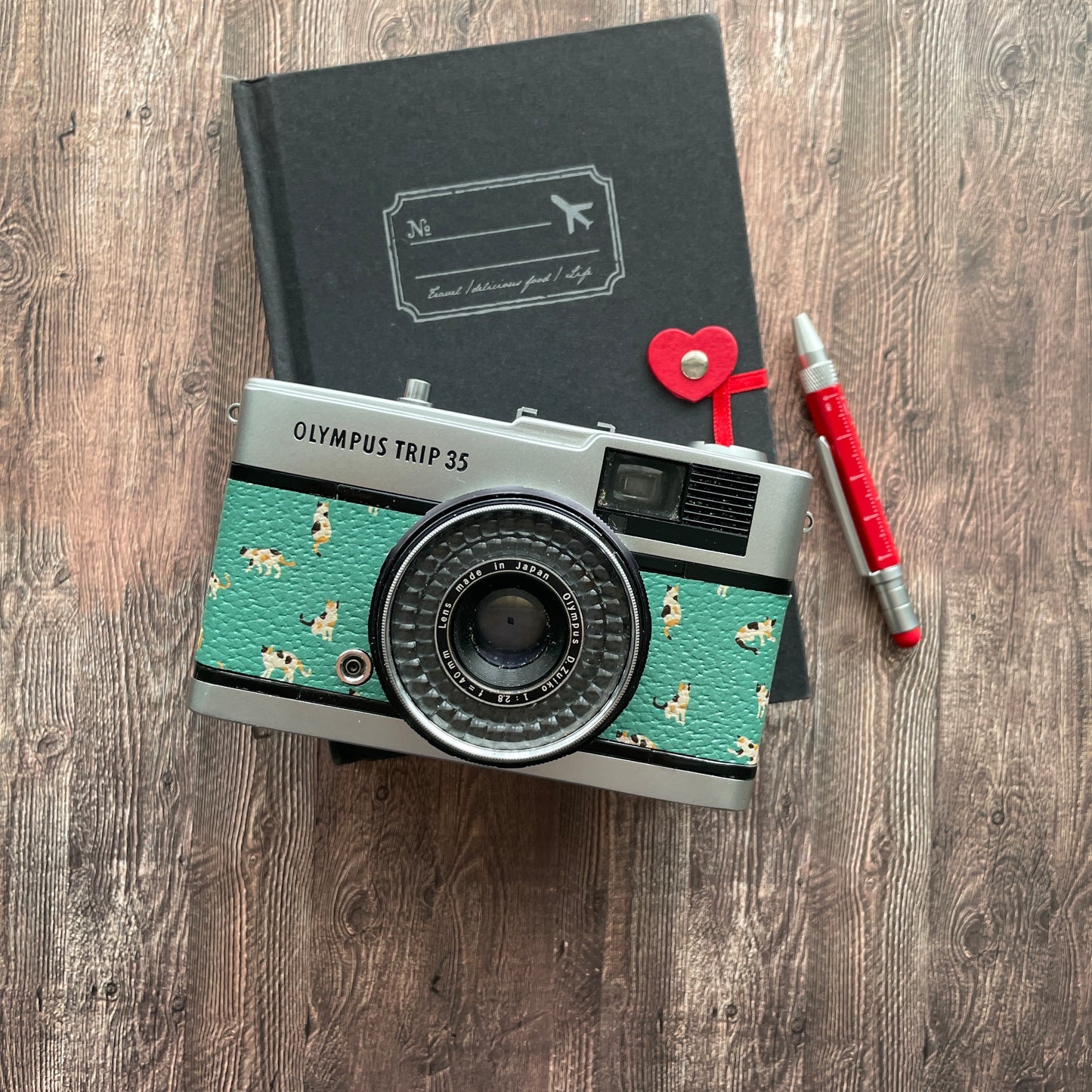 Olympus  TRIP35  with cat pattern green leather