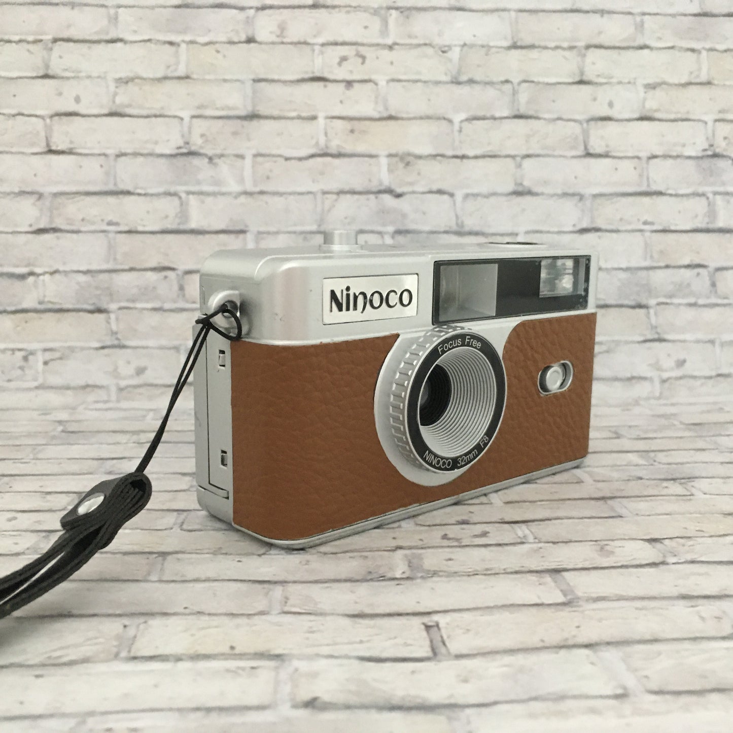 Point & shoot ! Brand new 35mm film camera with cinnamon brown leather