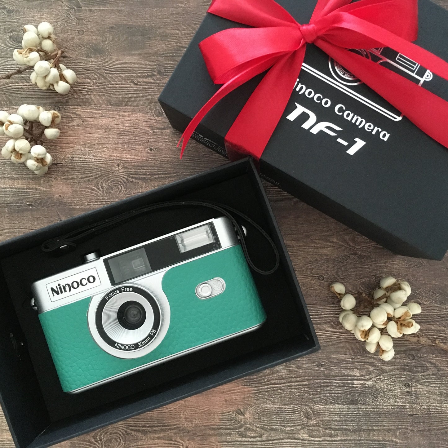 Point & shoot ! Brand new 35mm film camera with jade green leather